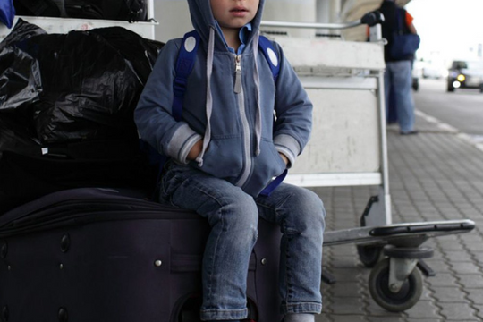 Bố mẹ bỏ con 10 tuổi ở sân bay để... không lỡ chuyến