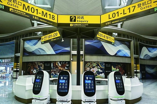 Sân bay Trung Quốc ra mắt robot dẫn đường, xách vali giúp hành khách