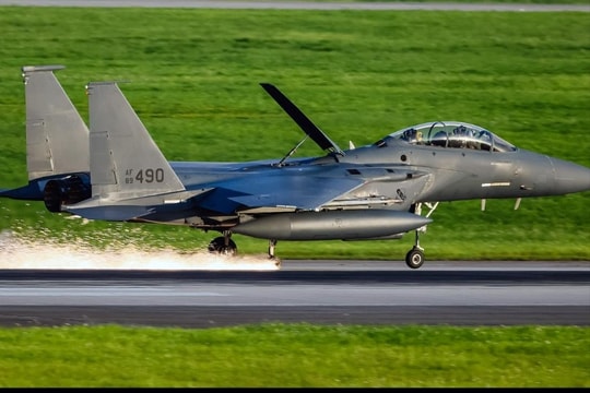 Tiêm kích Mỹ rơi bánh, may mắn hạ cánh an toàn