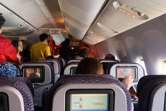 Hành khách mắc kẹt trên máy bay không điều hòa, không nước, không toilet trong 6 tiếng