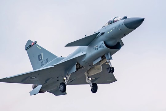 Hàng không Trung Quốc bứt tốc cả dân dụng và quốc phòng