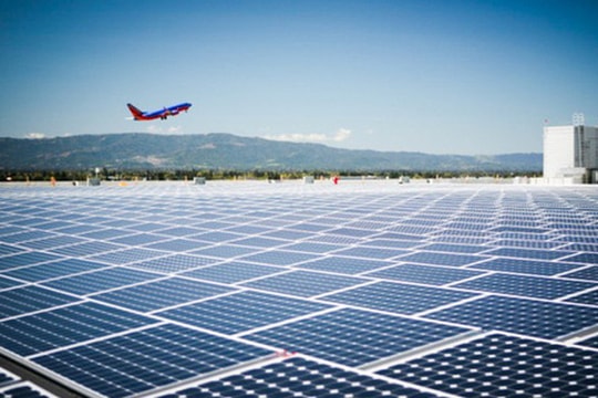 Điện mặt trời tại sân bay: Hiệu quả xanh, nhưng sẽ làm khó phi công