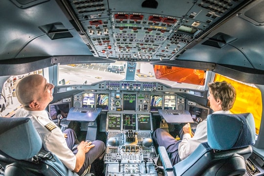 Vì sao Airbus chọn màn hình cảm ứng lớn cho buồng lái A350