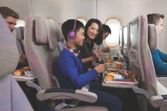 Hành khách bức xúc vì cảnh phim nhạy cảm lộ trước mắt trẻ