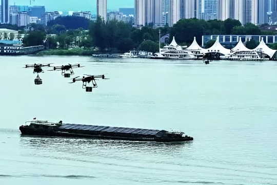 Trung Quốc: Drone giao hàng cho tàu giữa sông, kinh tế tầm thấp vươn ra đường thủy