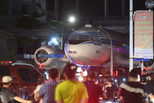 Chuyên cơ từng chở Bác Hồ xuất hiện trên phố Hà Nội