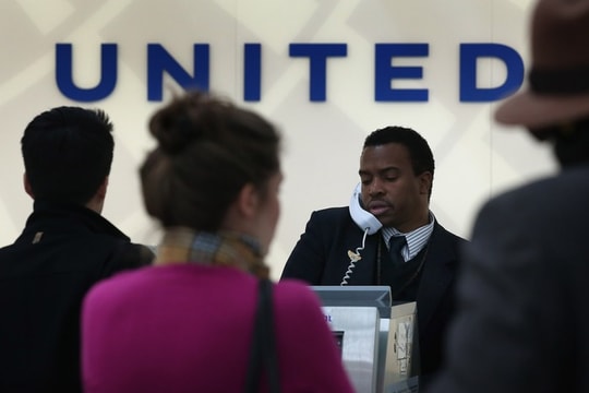 Gọi tổng đài đổi vé máy bay, hành khách bị lừa hơn 440 triệu đồng