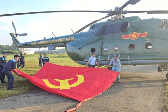 Cận cảnh trực thăng Mi-171, E-917 chuẩn bị cờ, luyện bay cho nhiệm vụ bay A80