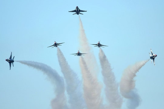 Đội bay Thunderbirds Mỹ tạo tiếng nổ siêu thanh làm vỡ kính nhà dân