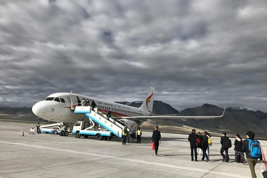 Làm việc ở sân bay cao hơn 4.000 mét: Thiếu ô xy, chênh lệch nhiệt độ