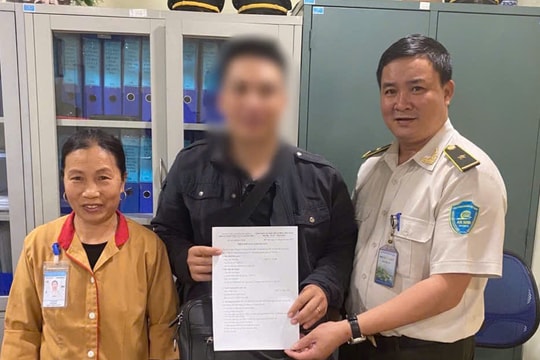 Nhặt được hơn 300 triệu đồng trong nhà vệ sinh, nữ nhân viên tìm trả hành khách