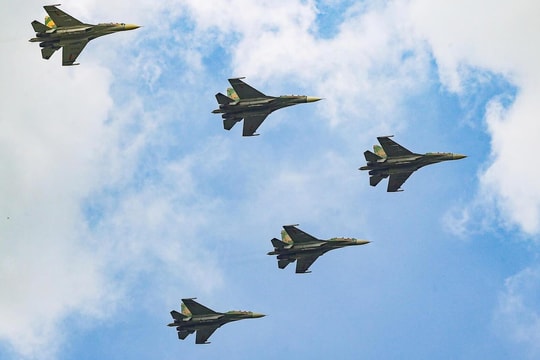 Trực thăng, tiêm kích xé gió, nhào lộn trên bầu trời Hà Nội