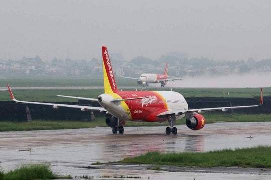 Máy bay bay vòng trong mưa lớn, gần 40 phút không thể hạ cánh