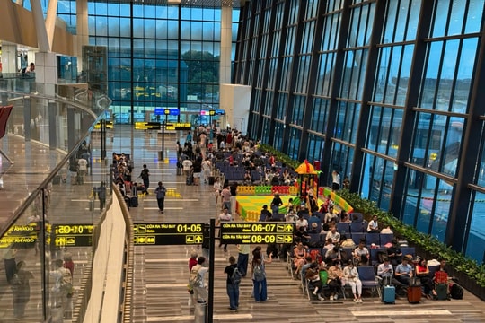 Hành khách đổ về các sân bay trước kỳ nghỉ Lễ Quốc khánh