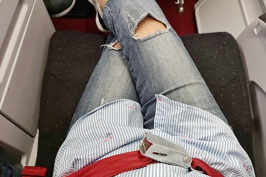 Rủi ro khi ngồi vắt chéo chân trên máy bay