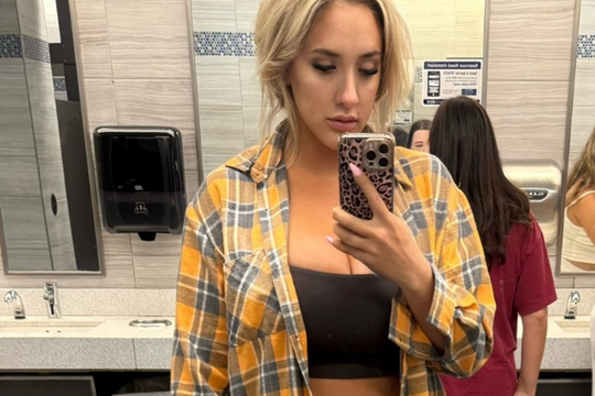 Người mẫu Playboy tố tiếp viên American Airlines bắt cô 'cài kín cúc áo'