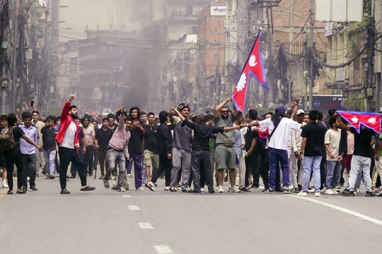 Sân bay Kathmandu hoạt động lại, du lịch Nepal chao đảo vì bất ổn