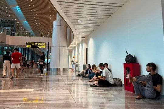 Chuyến bay delay hơn 5 tiếng vì phải đợi tàu kiểm tra kỹ thuật