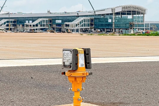 Lắp đèn lề, đèn tiếp cận đường cất hạ cánh số 1, sân bay Long Thành