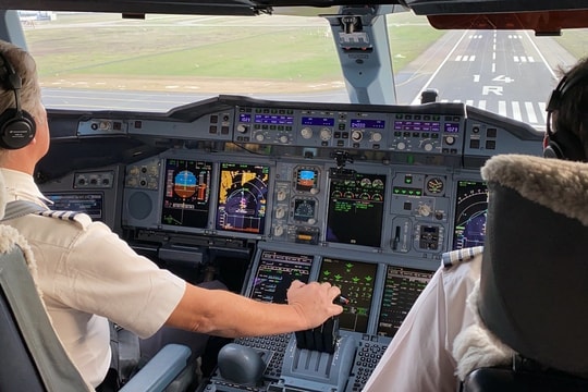 Phi công hãng bay Anh bị phát hiện 'quỵt' tiền ăn vặt