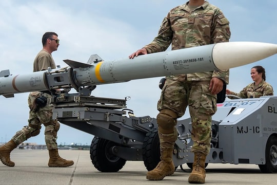 Tên lửa triệu USD của Ba Lan bắn trượt UAV, lao trúng nhà dân?