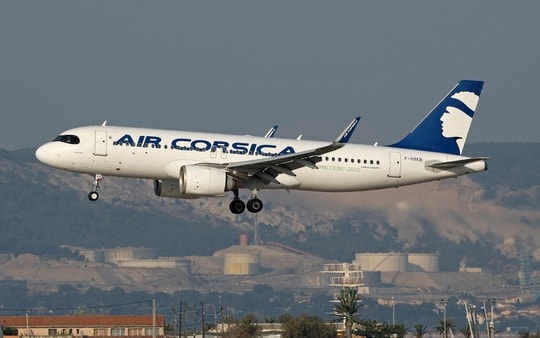 Máy bay lượn vòng một giờ trên trời vì kiểm soát không lưu ngủ quên