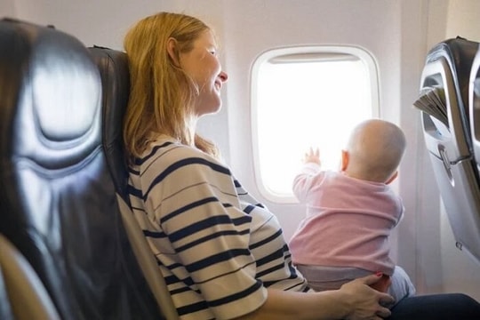 Mẹ 2 con kể chuyện ngả ghế của hành khách phía trước, cộng đồng mạng tranh cãi