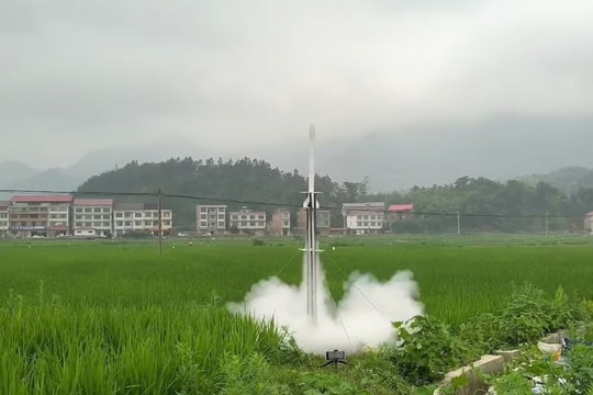 Tự học qua video, nam sinh chế tạo tên lửa bay 400 m