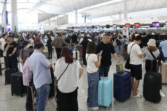 Hành khách mắc kẹt tại sân bay Hong Kong vì siêu bão Ragasa