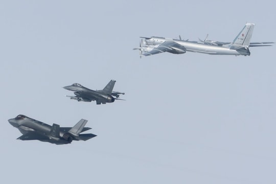 Mỹ điều 9 máy bay chiến đấu ngăn chặn nhóm oanh tạc cơ Nga gần Alaska