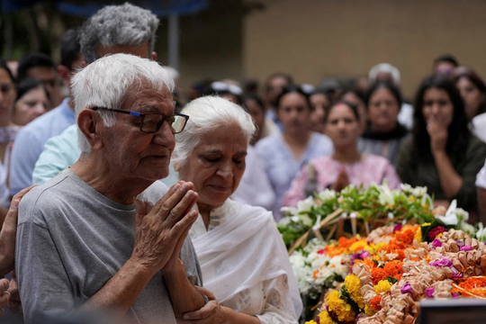 Máy bay Air India rơi: Cơ trưởng bị nghi tắt công tắc nhiên liệu
