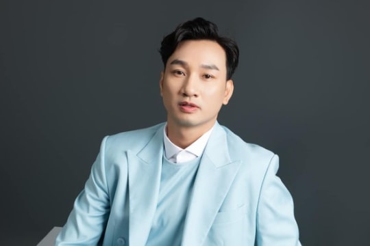 Mc Thành Trung 'hoảng hồn' kể lại chuyến bay giữa tâm bão Bualoi