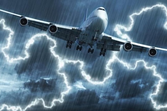 Bão số 10 quét qua, loạt sân bay miền Trung bị ảnh hưởng