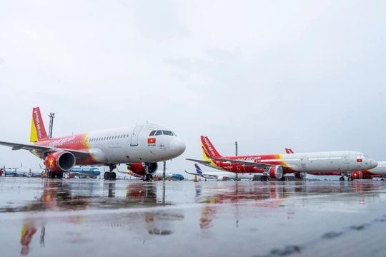 Bay vòng chờ mùa bão: Hành khách lo, hãng bay tốn kém