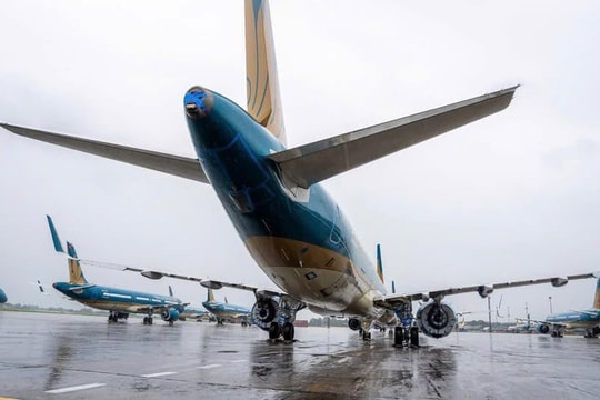 Mưa giông kéo dài, nhiều chuyến bay không thể hạ cánh xuống Nội Bài