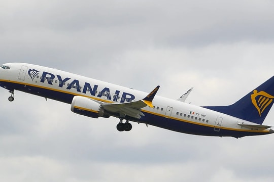 Chuyến bay hạ cánh khẩn cấp vì khách ăn hộ chiếu