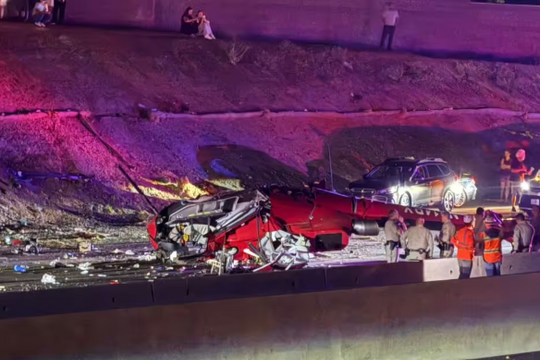 Trực thăng y tế rơi xuống cao tốc Mỹ, mảnh vỡ rải khắp đường