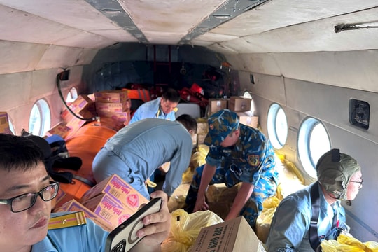 Trực thăng không quân chở 4 tấn hàng cứu trợ người dân vùng lũ