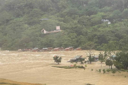 Thác Bản Giốc tạm dừng đón khách vì nước lũ dâng cao