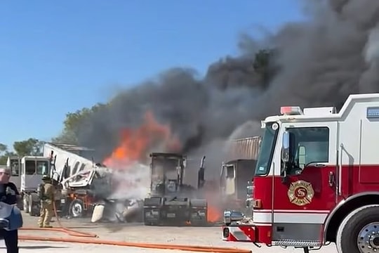 Video máy bay rơi lao trúng xe đầu kéo 18 bánh ở Mỹ