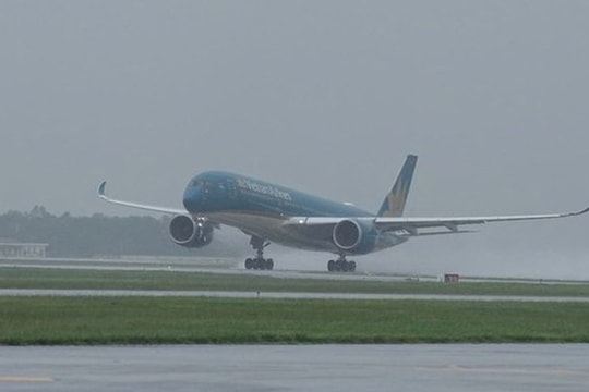 Thời tiết sân bay hôm nay 14/10: Nhiều nơi có dông, sét và gió giật mạnh