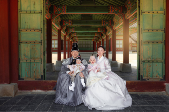 Trước khi bị bắt, Shark Bình trải nghiệm du lịch Hàn Quốc và mặc Hanbok