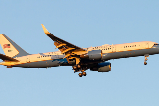 Nguyên nhân máy bay chở Bộ trưởng Quốc phòng Mỹ chuyển hướng hạ cánh khẩn