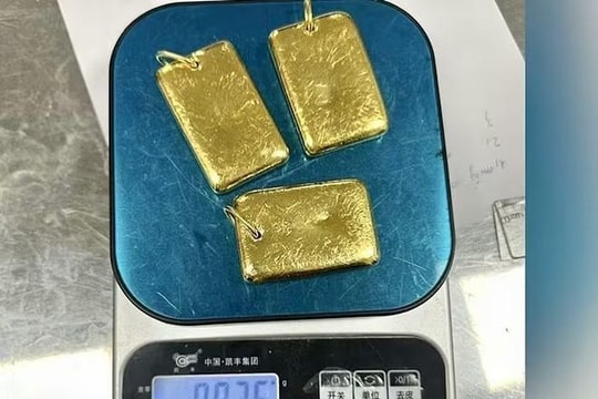Điều tra vụ mang kim loại nghi vàng qua sân bay Nội Bài