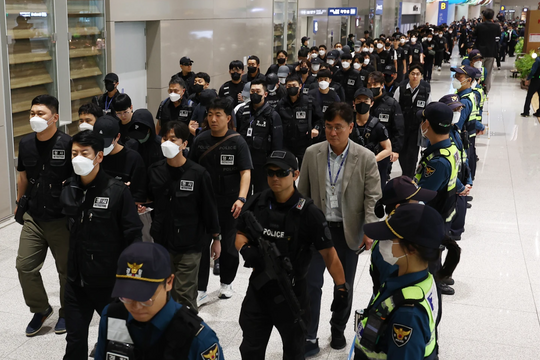 Chuyến bay đặc biệt đưa 64 nghi phạm lừa đảo về Hàn Quốc