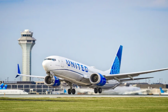 Kính buồng lái Boeing 737 MAX bị nứt khiến phi công bị thương