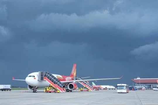 74 chuyến bay đổi đường tránh bão số 12