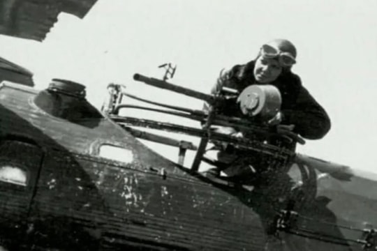 Người phụ nữ đầu tiên trở thành phi công máy bay chiến đấu thế nào