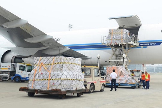 Thực hiện vận tải ba chiều 'dưới đất, ngoài biển, trên không'