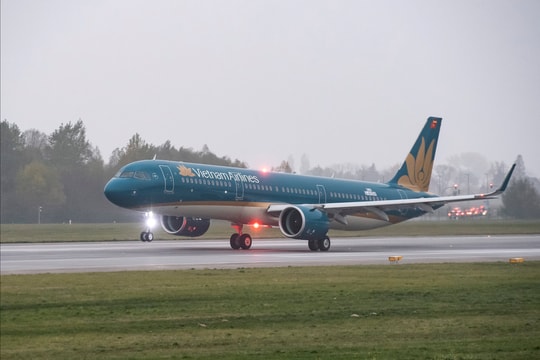 Vietnam Airlines hủy nhiều chuyến bay do bão số 12